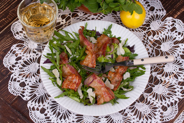 Fototapeta na wymiar Grilled bacon with parmesan cheese and arugula