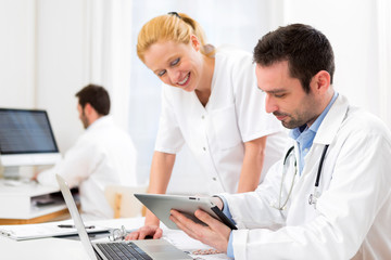 Obraz premium Doctor and an assistant working together at the hospital