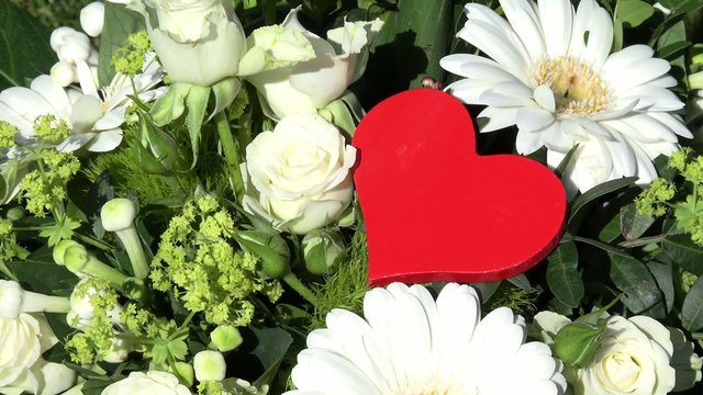 Rotes Herz auf wei&szlig;en Blumen