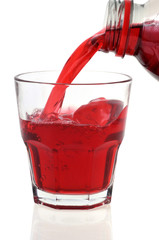 Verser un verre de jus de cranberry
