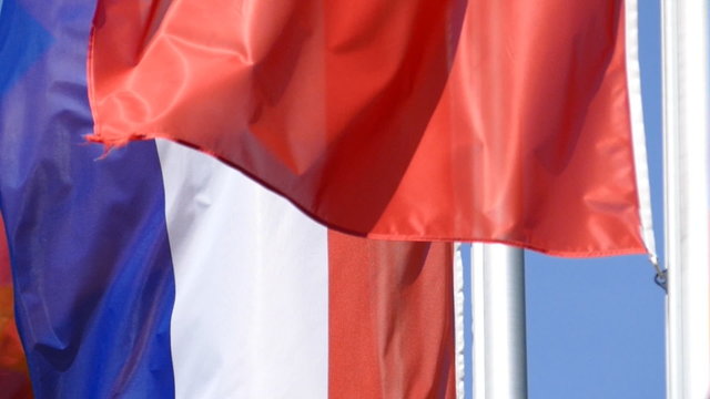 Fahnen europ&auml;ischer Statten flattern im Wind, Zeitlupe