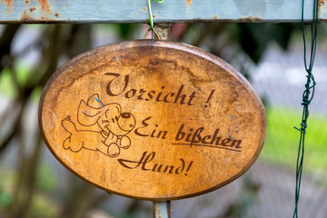 Warnung vor dem Hund