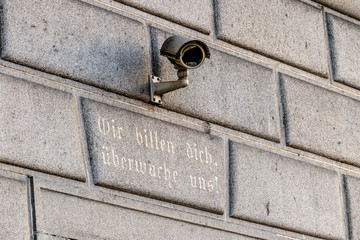 Überwachungskamera an einem Gebäude