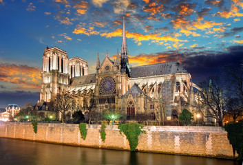 Obrazy  Katedra Notre Dame o zmierzchu w Paryżu, Francja