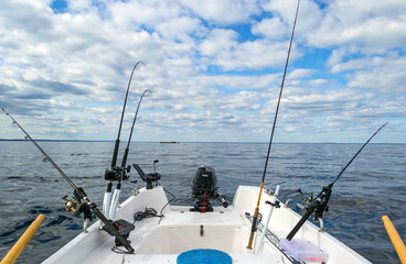 Pêche au saumon en mer Baltique en petit bateau