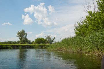 Пейзаж с рекой и облаками