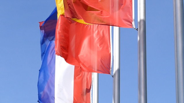 Fahnen europ&auml;ischer L&auml;nder flattern im Wind, Zeitlupe