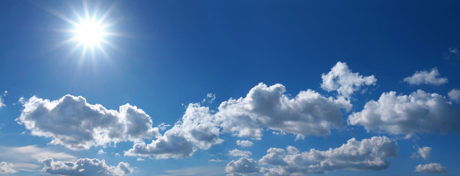 Sonnenstrahlen am Wolkenhimmel