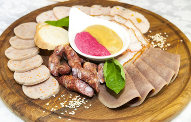 plate of sausages and bacon sauce