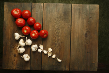 Garlic and tomatoes at a picnic table background