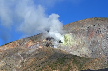 噴煙を上げる福島県の一切経山