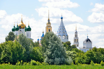 Fototapeta na wymiar Купола храмов Коломенского кремля