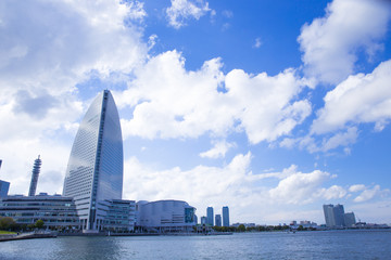 横浜グランド インターコンチネンタルホテルと青空
