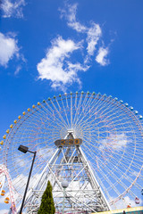 横浜コスモワールドの観覧車と青空