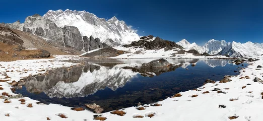 Papier Peint photo Makalu Panoramic view of Lhotse and Nuptse with lake