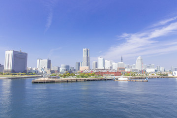 Obraz premium 横浜みなとみらい・ランドマークタワー周辺の水辺