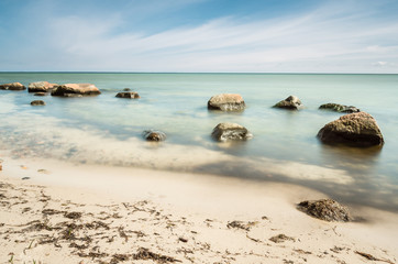 Kamienie nad brzegiem morza © Filip Olejowski