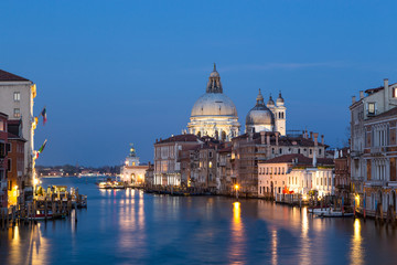 Obraz na płótnie Canvas Grand Canal and Basilica Santa Maria della Salute at night in Ve
