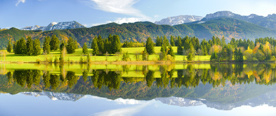 Panorama Landschaft in Bayern mit See und Alpen bei Füssen