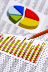 Finanzen mit Chart, Zahlentabelle und Rotstift