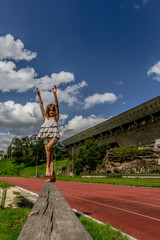 Fillette sur le stade