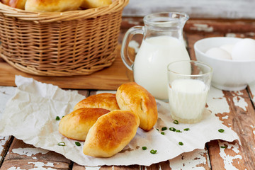Baked pasty filled with egg and green onion