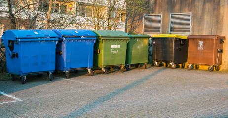 mehrere Recyceln Mülltonnen verschieden farbisch