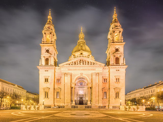 Fototapeta na wymiar St. Stephen's Basilica and square in Budapest