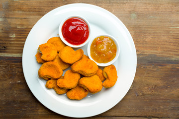 Nuggets auf einen Teller