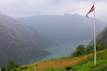 drapeau norvégien au-dessus d'un fjord