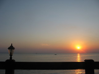 Закат на море из окна приморского отеля