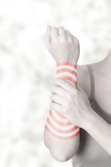 Unterarmschmerzen, schwarz weiß mit rotem Markierungspunkt