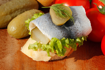 Baguette, saurer Hering, Rollmops, Salat, Gemüse