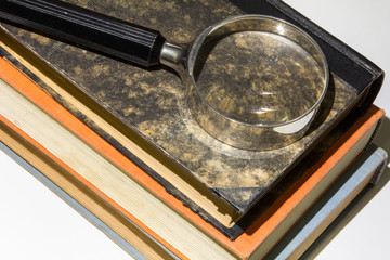 Bücher mit Lupe