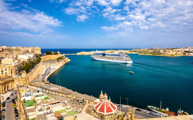 Cruise liner leaving Valletta - Malta - obrazy, fototapety, plakaty