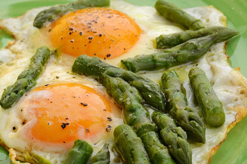 asparagi e uova primo piano