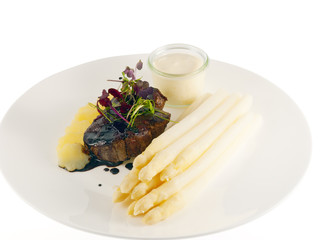 beef tenderloin with white asparagus