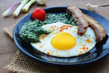 Fried egg with spinach dip and bacon