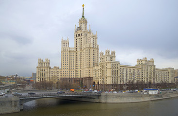 Fototapeta na wymiar Сталинский высотный дом на Котельнической набережной. Москва