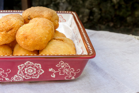 pirozhki, russian traditional food, Meat patties in the plate, v