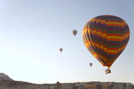 カッパドキアの上空で日の出を向かえる気球