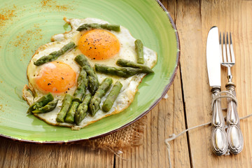 uova e asparagi