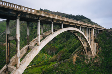Fototapeta premium View of the Rocky Creek Bridge, in Big Sur, California.