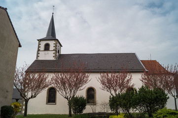 Fototapeta na wymiar Kirche in Biweiler