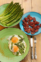 uova in frittata con asparagi verdi