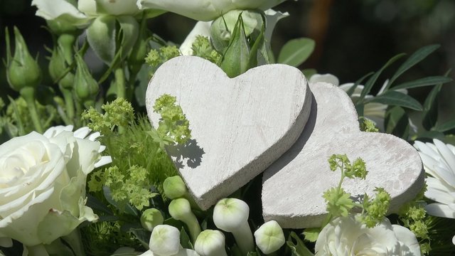 Herzen mit weißen Blumen