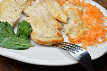 petti di pollo alla salvia e carotine