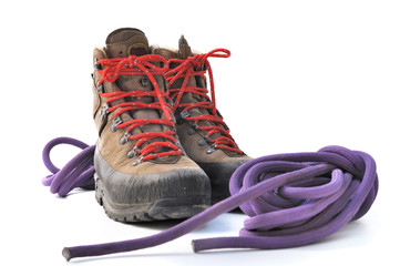 chaussures de randonnée et cordage sur fond blanc