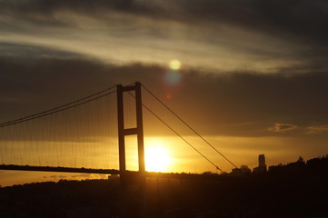 Fototapeta na wymiar gün batımı köprü