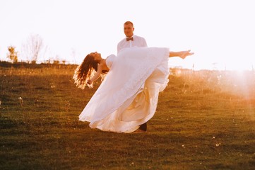 Fototapeta na wymiar lovely wedding couple in sunset